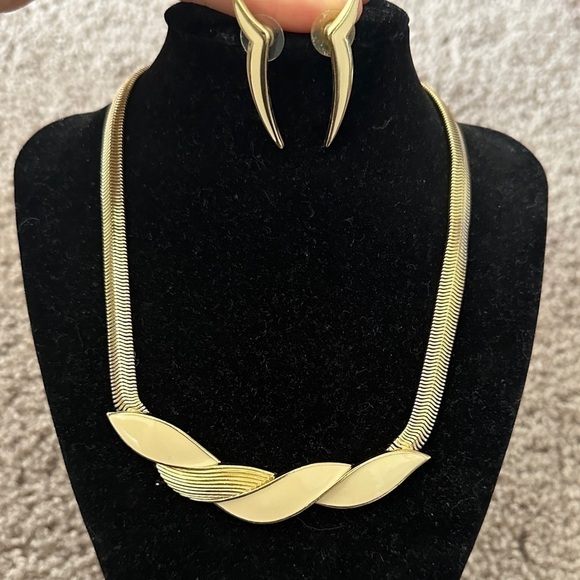 Vintage Gold Colored Costume Jewelry Set Earring and Neckalace - Picture 2 of 9